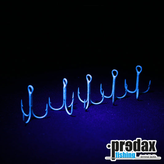 UV aktive Drillinge von Predax schwarz UV -aktiv - 5 Drillingshaken - Exklusiv  von Predax - Nur €6.95! Neu bei BigBaitBrothers